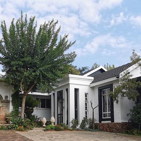 At 98 On Lynburn Guest House Pretoria-Noord Eksteriør bilde