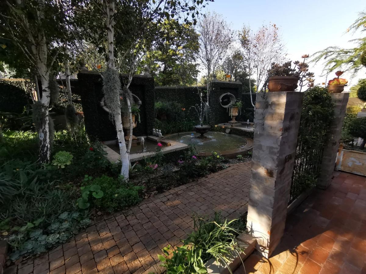 At 98 On Lynburn Guest House Pretoria-Noord Eksteriør bilde