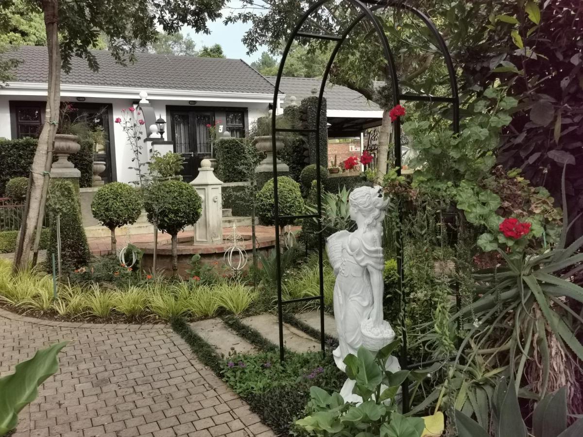 At 98 On Lynburn Guest House Pretoria-Noord Eksteriør bilde