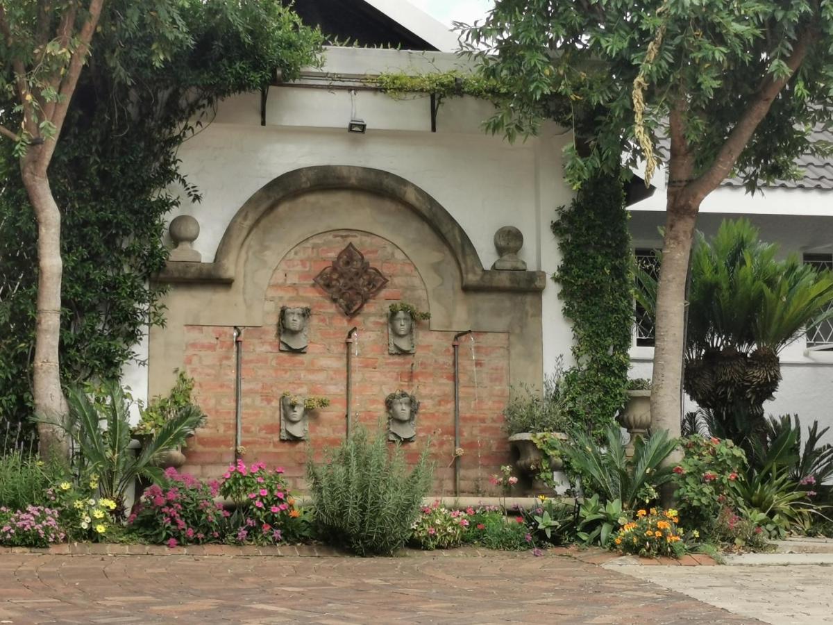 At 98 On Lynburn Guest House Pretoria-Noord Eksteriør bilde