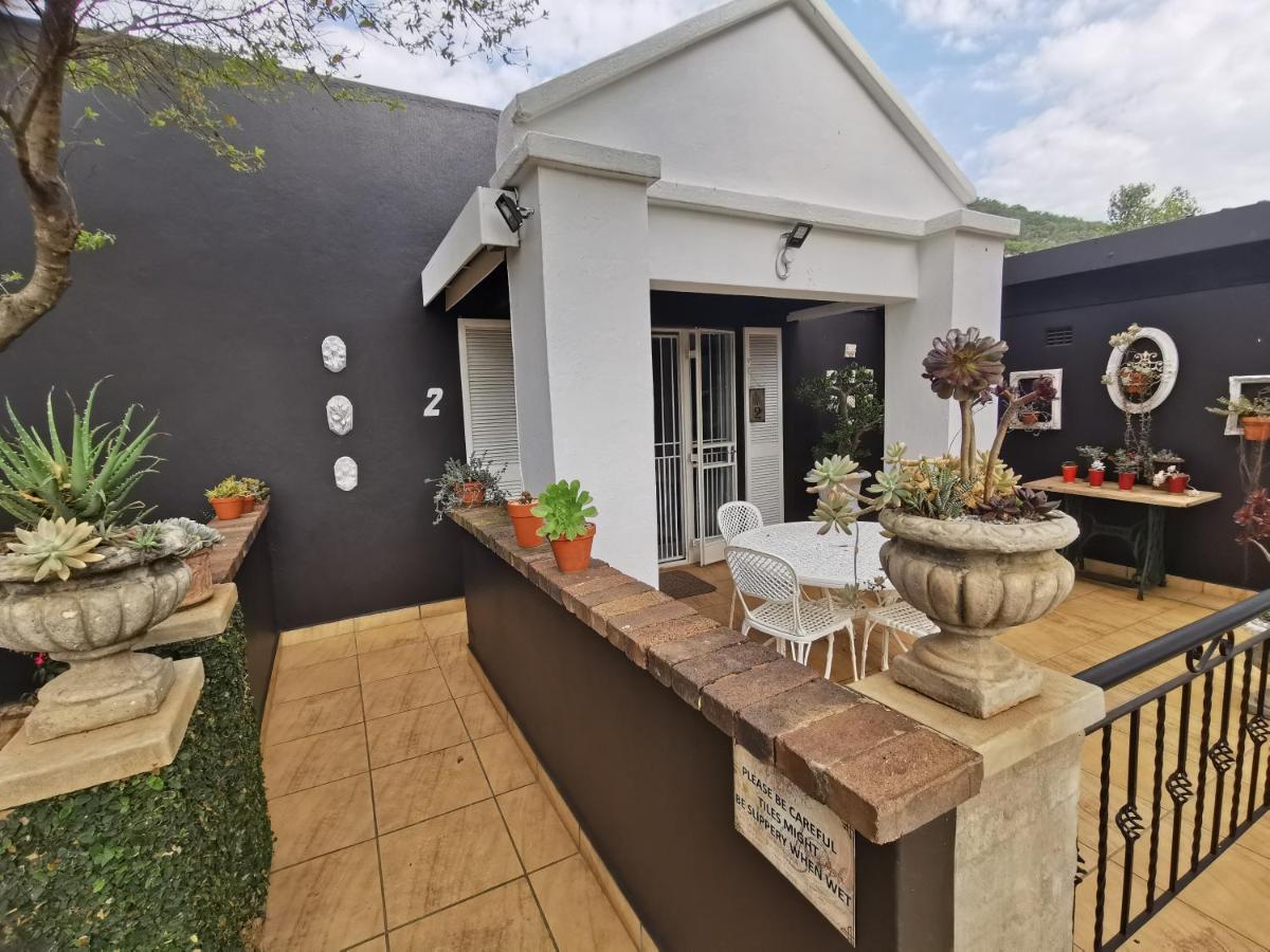 At 98 On Lynburn Guest House Pretoria-Noord Eksteriør bilde