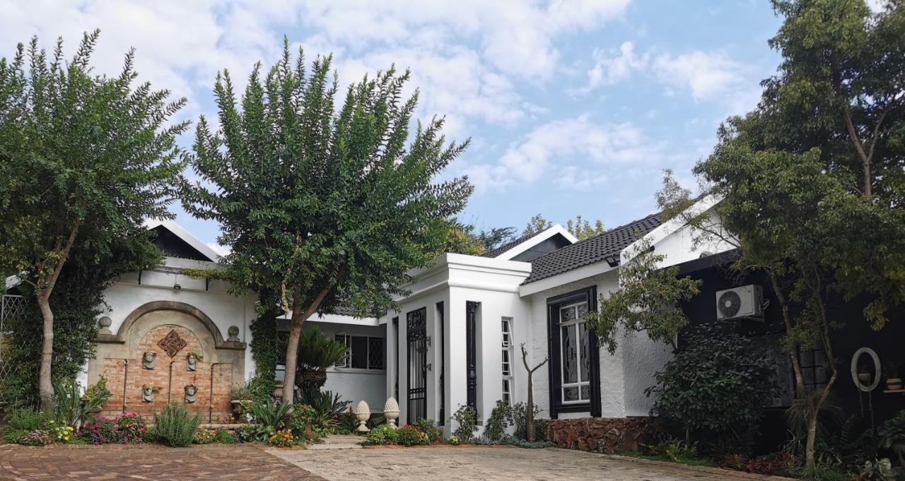 At 98 On Lynburn Guest House Pretoria-Noord Eksteriør bilde
