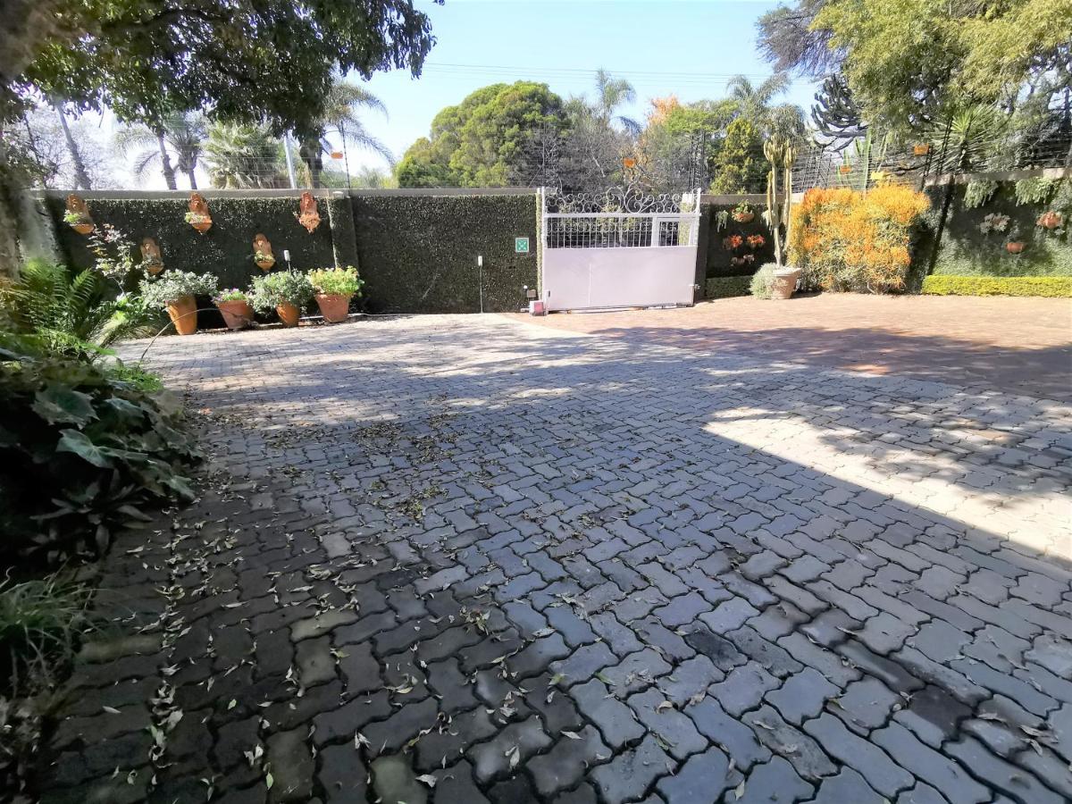 At 98 On Lynburn Guest House Pretoria-Noord Eksteriør bilde