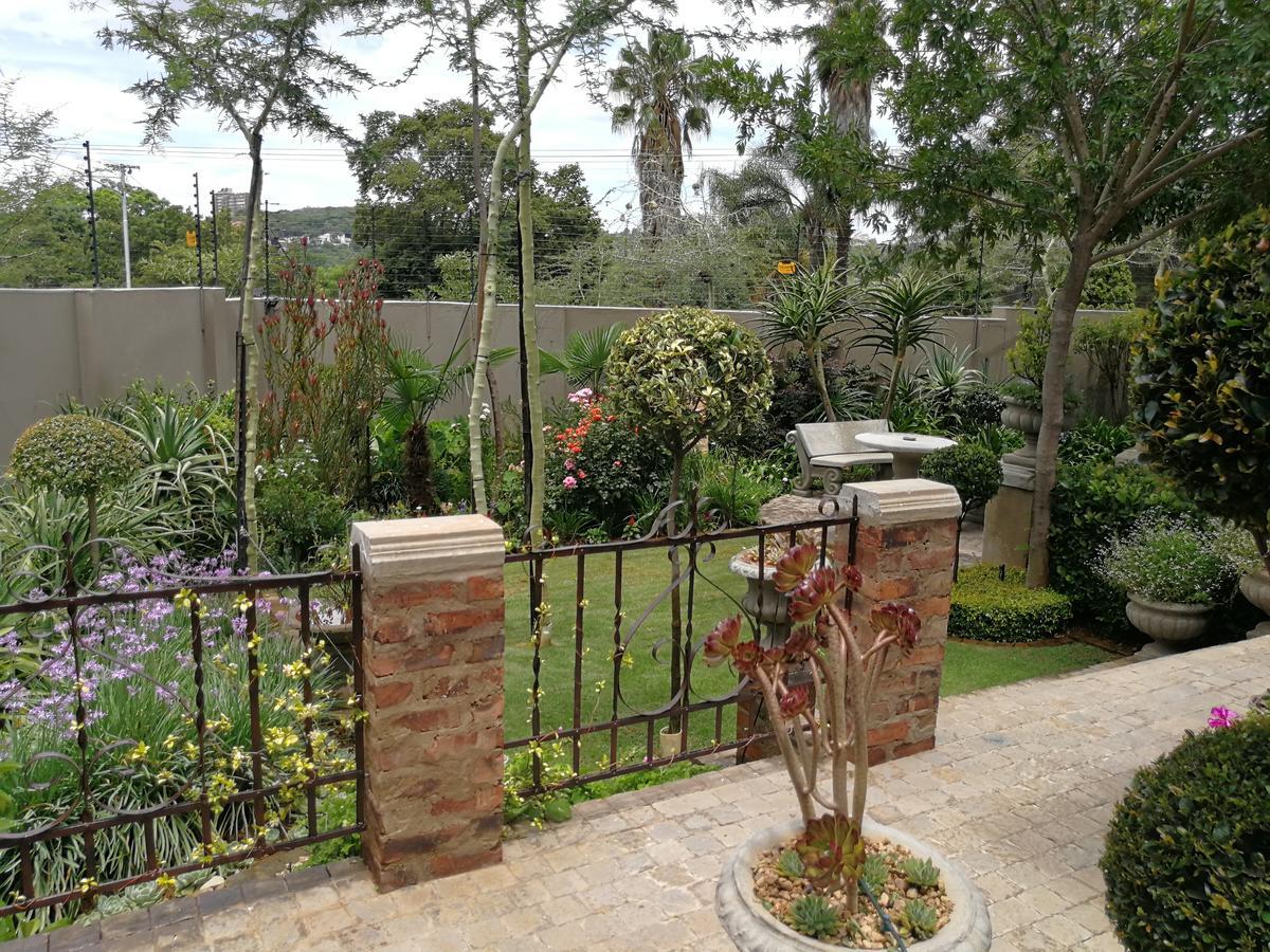 At 98 On Lynburn Guest House Pretoria-Noord Eksteriør bilde