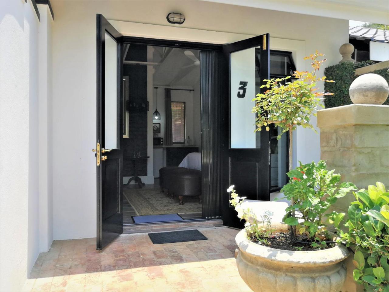 At 98 On Lynburn Guest House Pretoria-Noord Eksteriør bilde